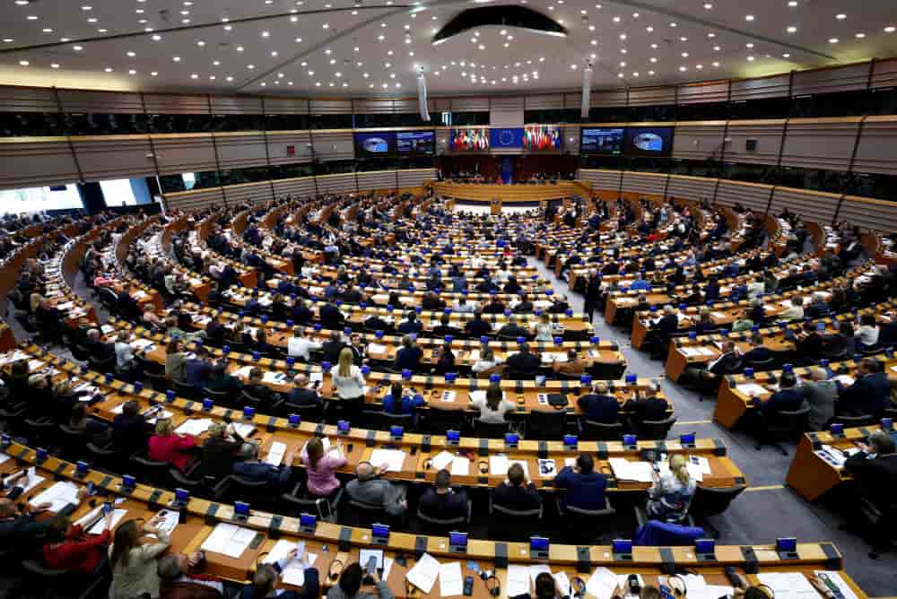 En acceptant de mettre en œuvre dans l'urgence un accord largement perçu comme déséquilibré, les institutions européennes prennent le risque de normaliser une forme de diplomatie du tarif sous menace.