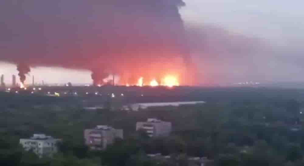 Un incendie aux abords de la raffinerie de pétrole de Riazan en Russie, le 15 mai dernier.