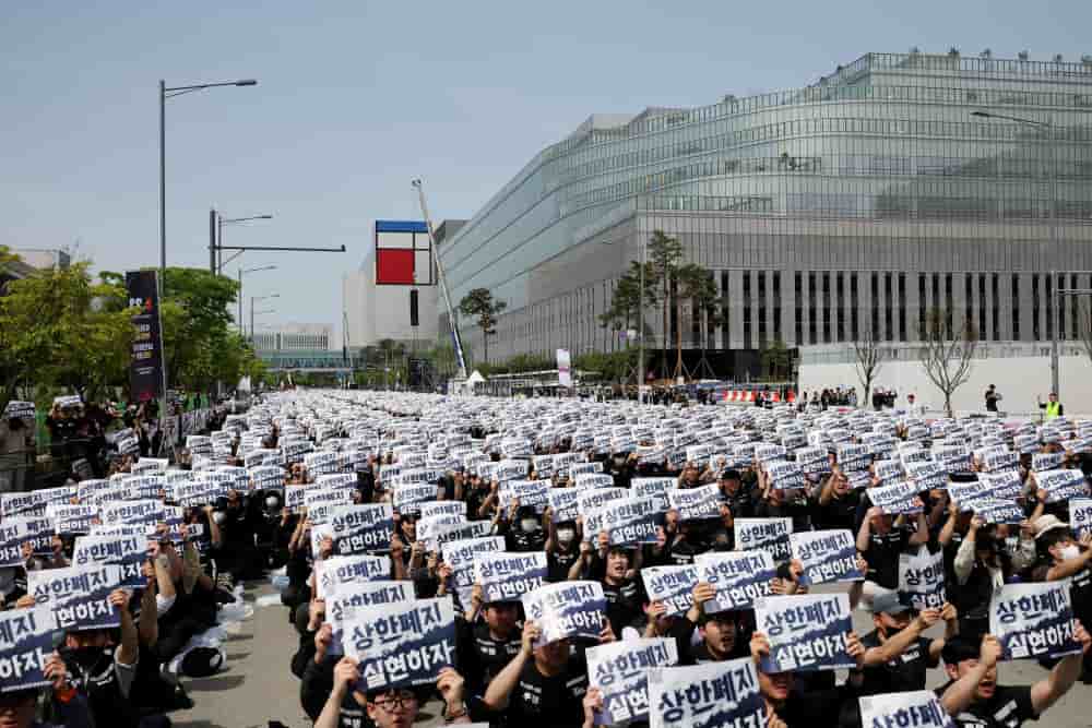 Des salariés syndiqués de Samsung Electronics manifestent fin avril devant l'usine de semi-conducteurs de Pyeongtaek.