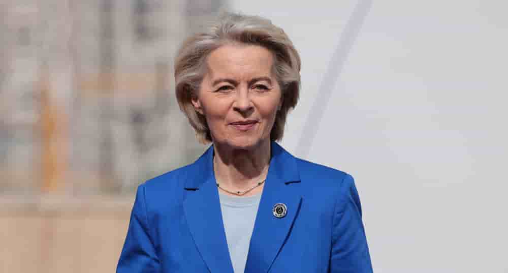 La présidente de la Commission européenne, Ursula von der Leyen arrive au 8e sommet de la Communauté politique européenne