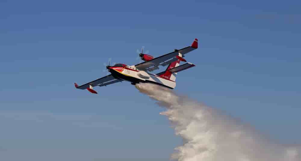 Le bombardier d'eau amphibie Fregate-F100 de Hyanero.