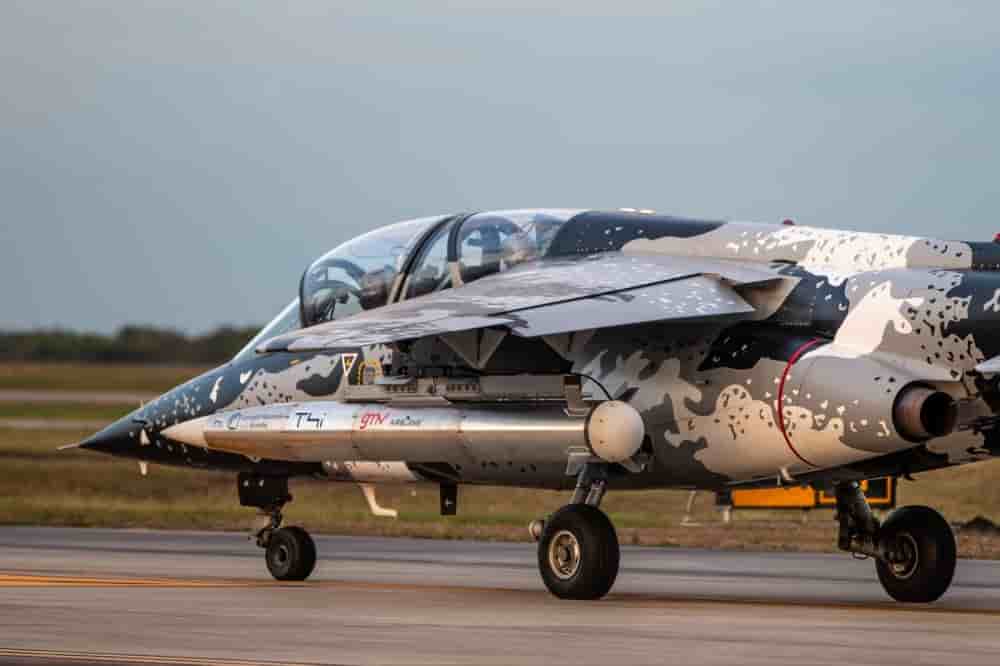 La fusée HAX25 sous l'aile de l'Alpha Jet