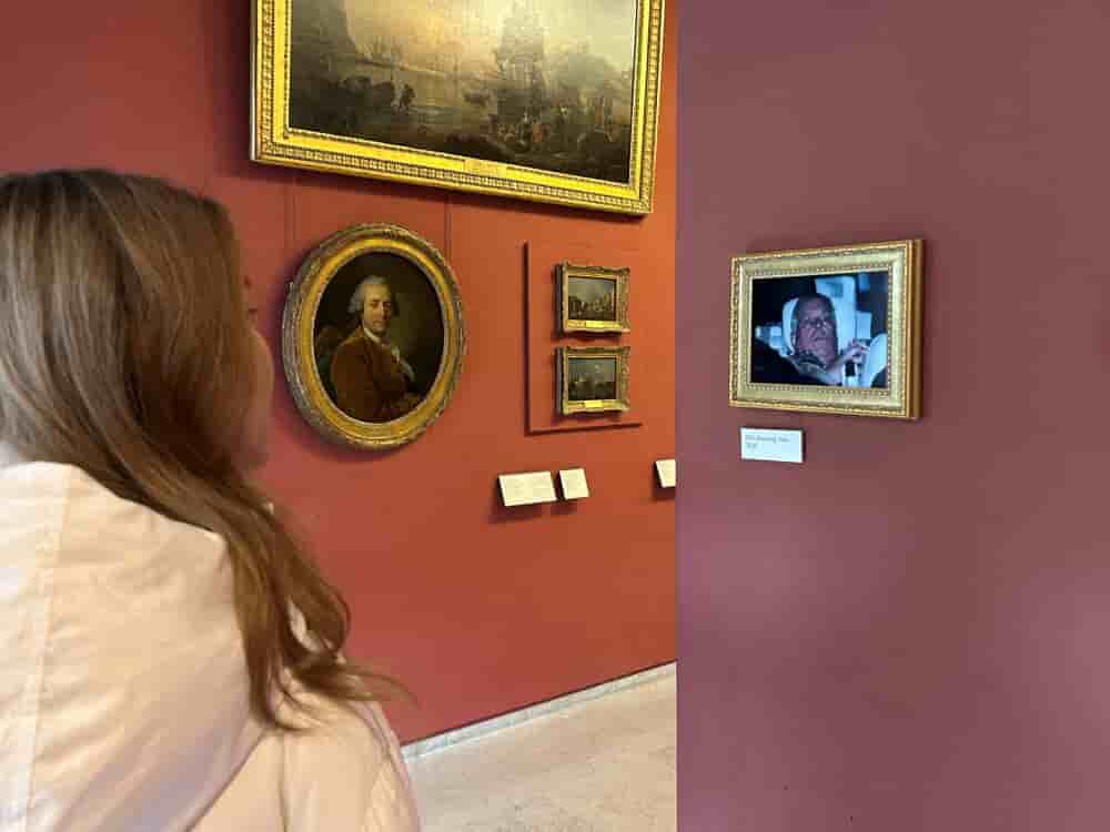 Une photo du Prince Andrew, frère de Charles III, lors de son arrestation dans le cadre de l'affaire Epstein, accrochée momentanément au Louvre, à Paris, par des activistes, le 22 février 2026.