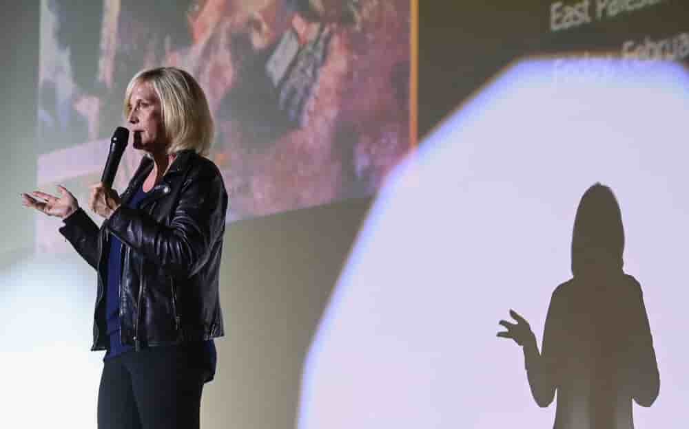 Aujourd'hui âgée de 65 ans, Erin Brockovich déplace son champ d'action vers un autre sujet de tension croissante : les centres de données.