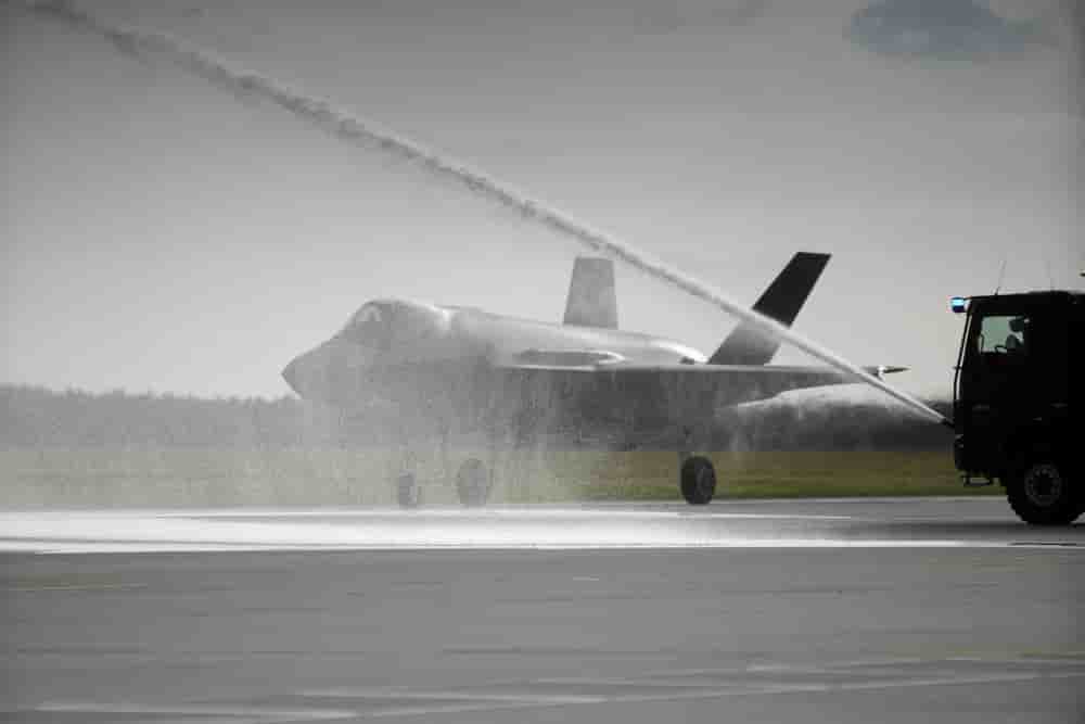 L'arrivée des F-35 polonais saluée par les lances à eau de la base de Lask.