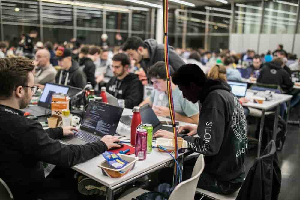 Le BreizhCTF rassemble entreprises, start-up, institutions étatiques, écoles et universités, étudiants, collégiens et lycéens pour ouvrir la porte de la cyber au plus grand nombre.