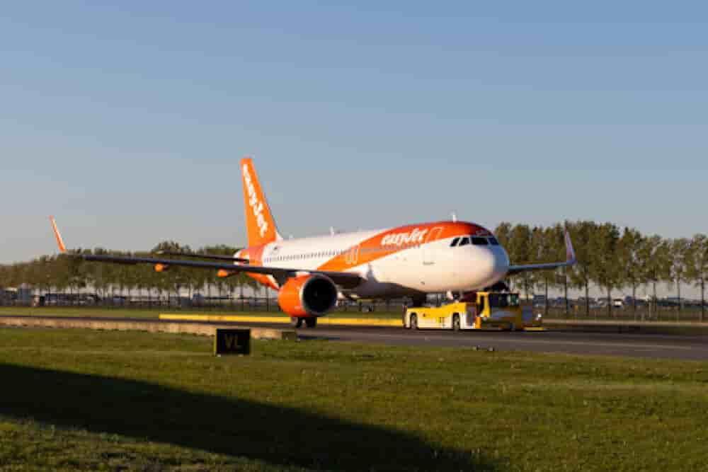 Utilisation d'un TaxiBot par un Airbus d'Easyjet à Amsterdam-Schiphol