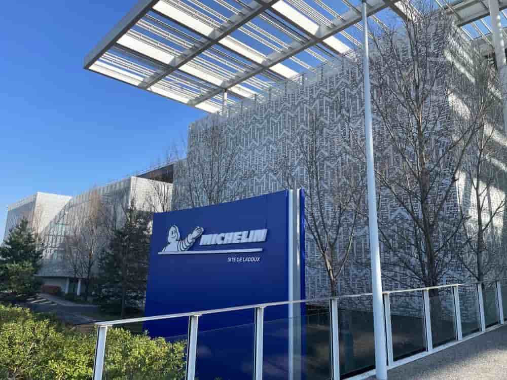 Les suppressions pourraient concerner plus de 10% des effectifs présents sur le siège social et dans le centre de recherche de Ladoux (photo), qui comptent près de 4.000 salariés chacun.