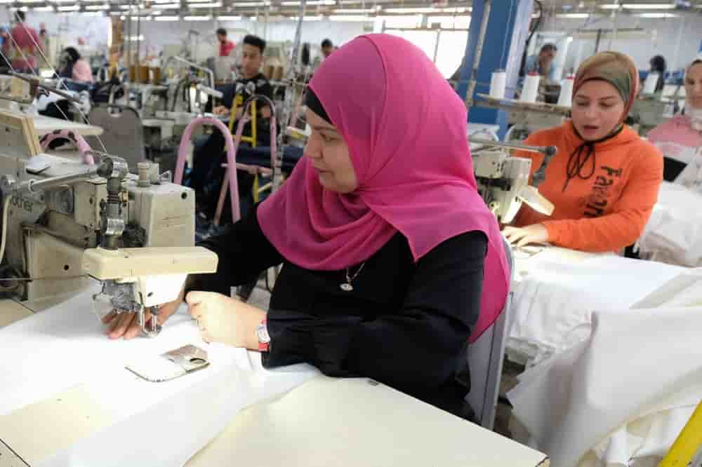 Poste de couture au sein d’une unité textile en Égypte.