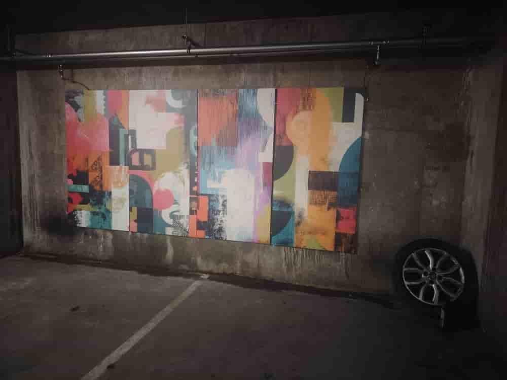 Quatre panneaux géothermiques installés au 2e sous-sol du 53 avenue Philippe Auguste dans le XIe arrondissement de Paris.
