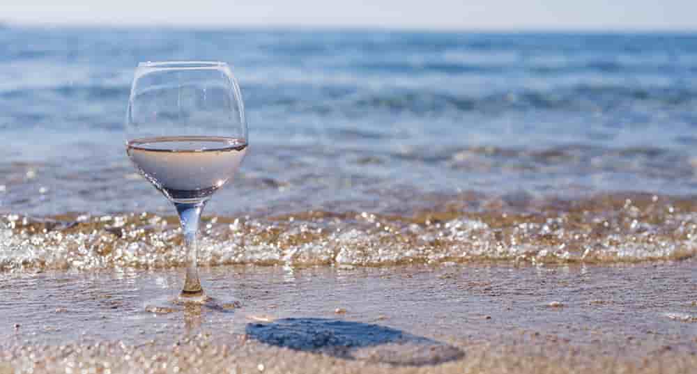Blancs vifs, rosés tendus ou bulles délicates : certains vins peuvent être de véritables refuges de fraîcheur.
