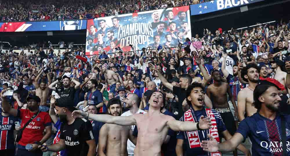 Les fans du PSG célèbrent la victoire des Parisiens à Budapest, depuis le Parc des Princes.