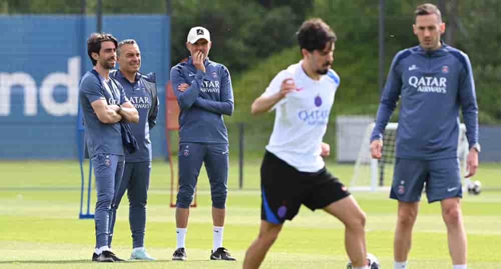Rafel Pol et Joaquín Valdés, les deux plus proches collaborateurs de Luis Enrique, à l'entraînement sur le Campus PSG de Poissy, le 20 mai 2026.