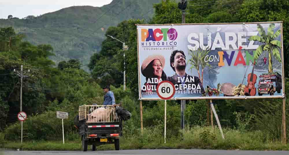 Un panneau d'affichage électoral du candidat à la présidence colombienne Iván Cepeda et de la candidate à la vice-présidence Aida Quilcue, du parti Pacto Histórico, à l'approche de l'élection présidentielle, à Suárez, dans le département du Cauca, en...