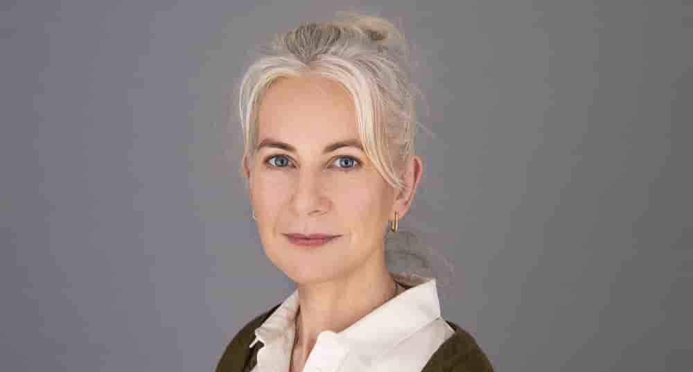 Anna Bateson est PDG du groupe The Guardian.