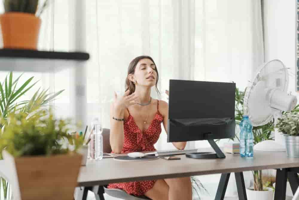 Pour éviter la sécheresse oculaire face aux écrans, les ergonomes conseillent de placer l'appareil à 50 cm et d'orienter le flux d'air vers le buste plutôt que directement sur le visage.
