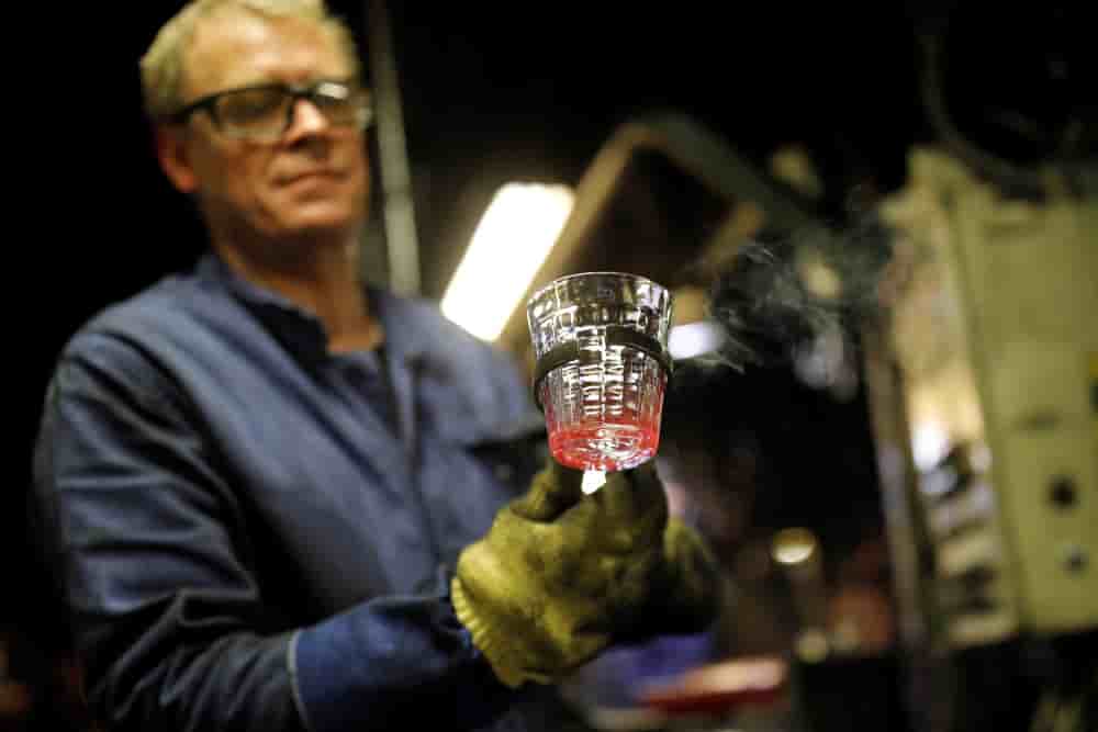 L'entreprise, fondée en 1945, a inventé le verre trempé et les fameux verres, réputés incassables et vendus dans le monde entier.