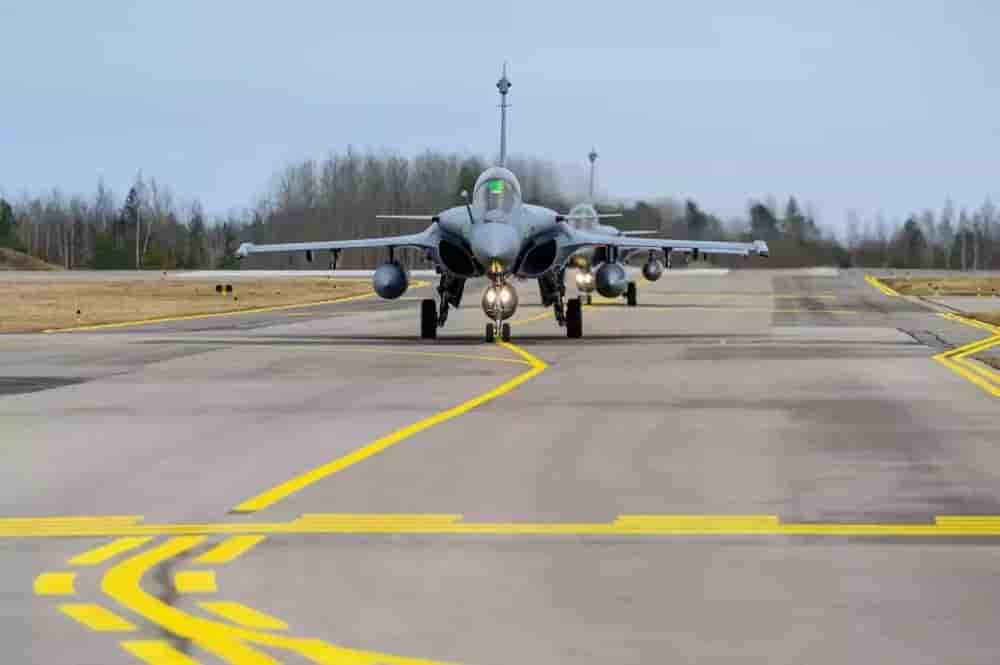 Arrivée des Rafale B (F4.1) sur la base aérienne de Šiauliai (Lituanie) en vue d'intégrer Baltic Air Policing (28 mars 2026).