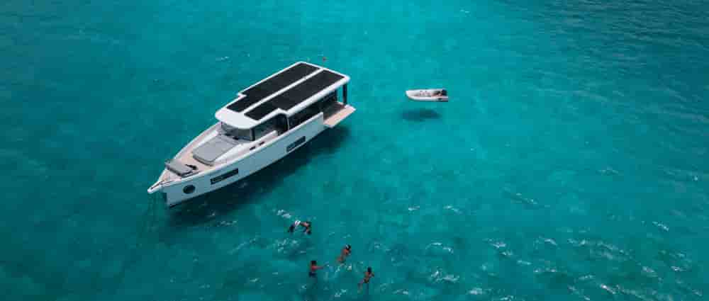 Le Sea Loft 480, le bateau de la marque Jeanneau (Groupe Beneteau) doté d'une batterie de 30 kWh et de panneaux solaires de 4,2 kW, dispose d'une autonomie électrique de 15 milles nautiques à 7 nœuds, et d'une autonomie hybride de 250 milles nautiques.