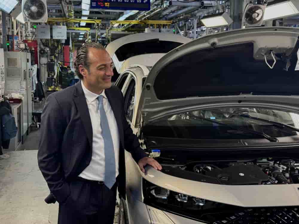 Antonio Filosa, le CEO de Stellantis, dans l'usine de Mulhouse, le 2 juin 2026.