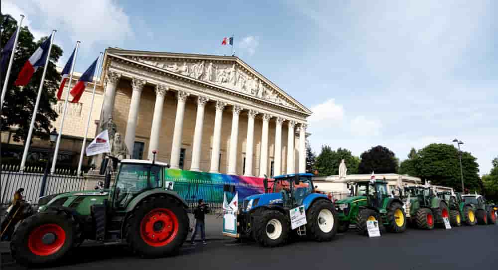 Des agriculteurs manifestent avec leurs tracteurs devant l'Assemblée nationale pour réclamer l'adoption d'une loi assouplissant les restrictions sur l'usage des pesticides et de l'eau.