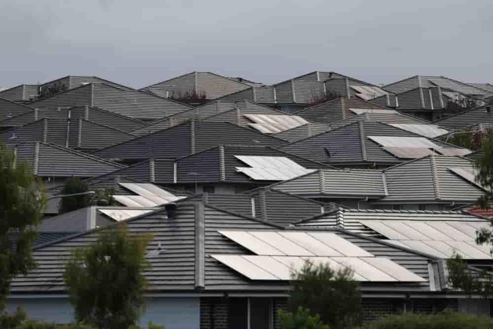 Selon les règles de l’administration fiscale, si un particulier ajoute une batterie à ses panneaux solaires, perd le bénéfice de la TVA à 5,5 %.