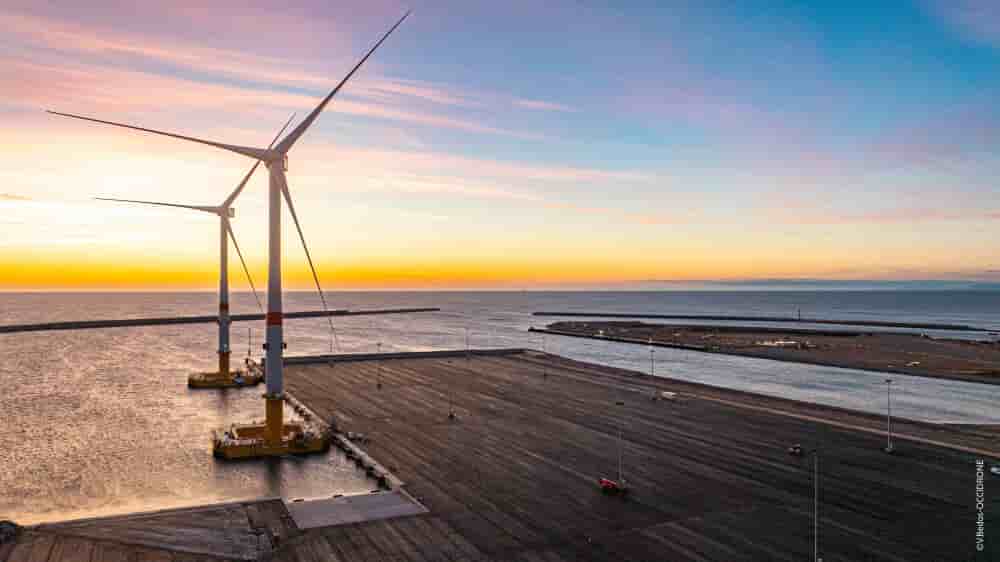 Dans le port de Port-la-Nouvelle, les premières éoliennes des fermes-pilotes avant leur départ pour la haute mer.