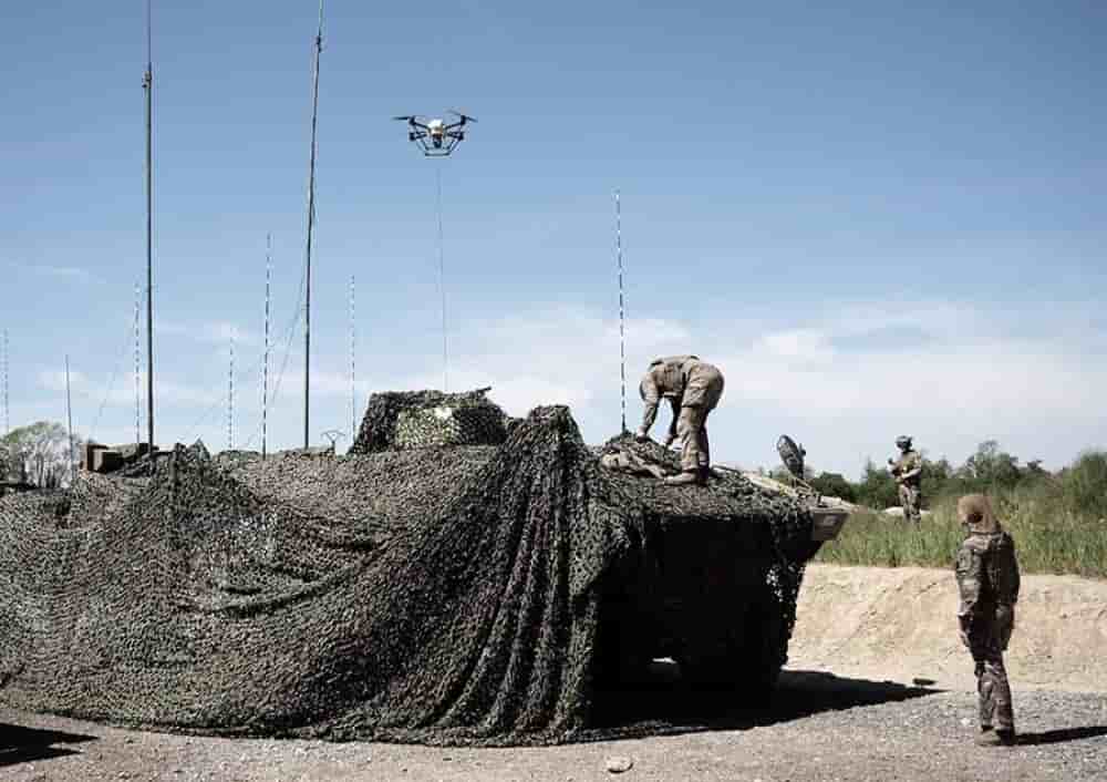 Le drone peut évoluer à plusieurs dizaines de mètres. Ou près du sol, pour plus de discrétion.