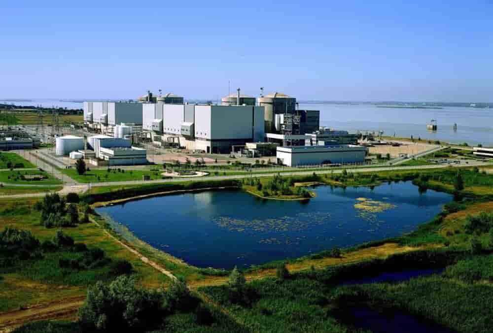 Au côté des quatre réacteurs mis en service au début des années 1980, deux EPR 2 pourraient être érigés en bordure d'estuaire.