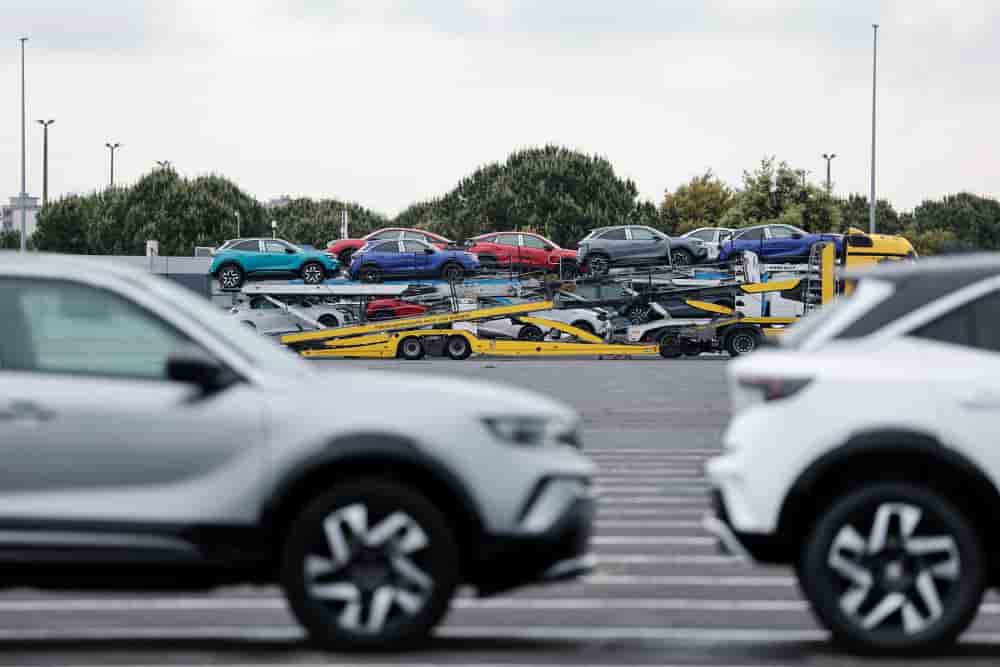Des Opel Mokka neufs, prêts à être expédiés, sur le site de Stellantis, près de Paris, le 4 mai 2026.