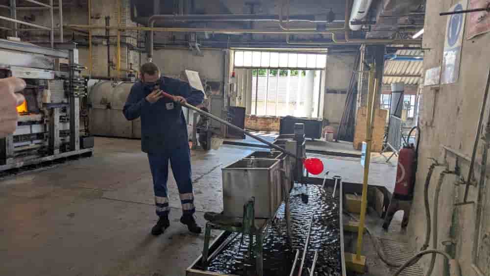 La Verrerie de Saint-Just est une des deux dernières usines à souffler le verre plat à la bouche.