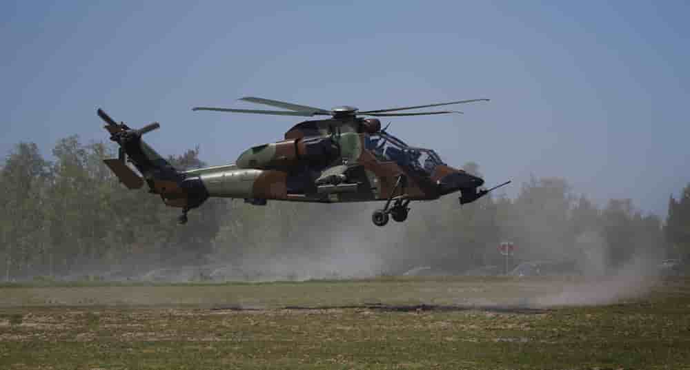 Un hélicoptère Tiger survole le site de l'exercice militaire Orion 2026 à Suippes, le 30 avril 2026.