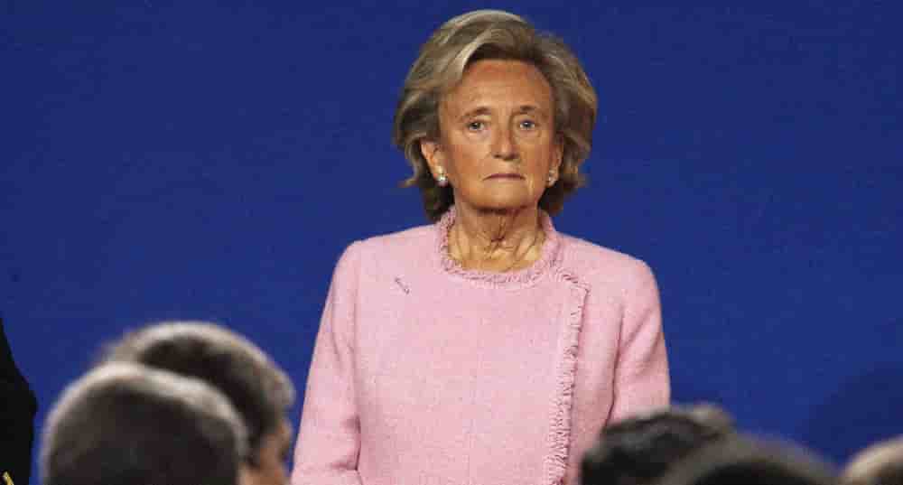 Bernadette Chirac écoute son mari Jacques Chirac prononcer son discours de vœux pour la nouvelle année à Tulle, en Corrèze, le 6 janvier 2007.