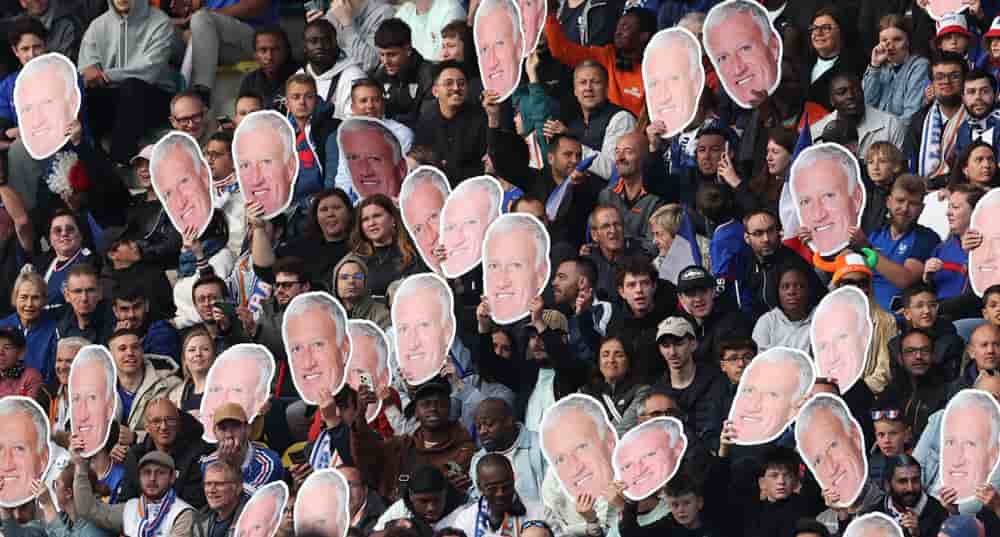 Des supporters français brandissent des silhouettes en carton représentant le sélectionneur français Didier Deschamps pendant le match France-Côte d'Ivoire à Nantes, le 4 juin 2026.