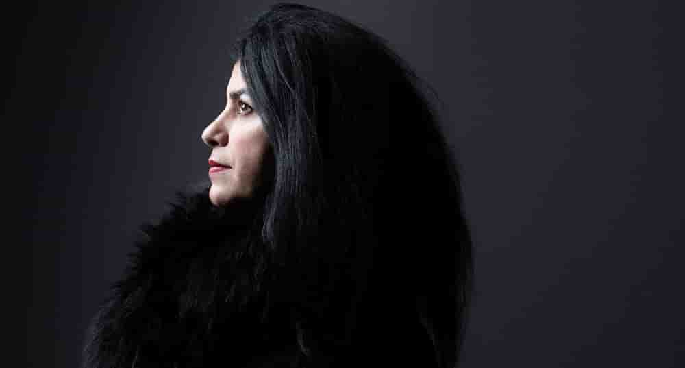 Marjane Satrapi, autrice de bandes dessinées, dessinatrice, illustratrice et réalisatrice franco-iranienne, pose lors d'une séance photo à Paris le 1er novembre 2022.