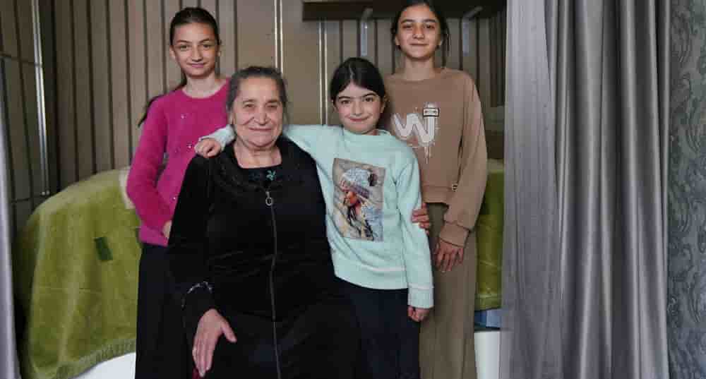 Six personnes cohabitent dans un «domiks », un deux-pièces exigu. Nora, son fils, sa belle-fille et leurs trois enfants s’y entassent depuis des années.