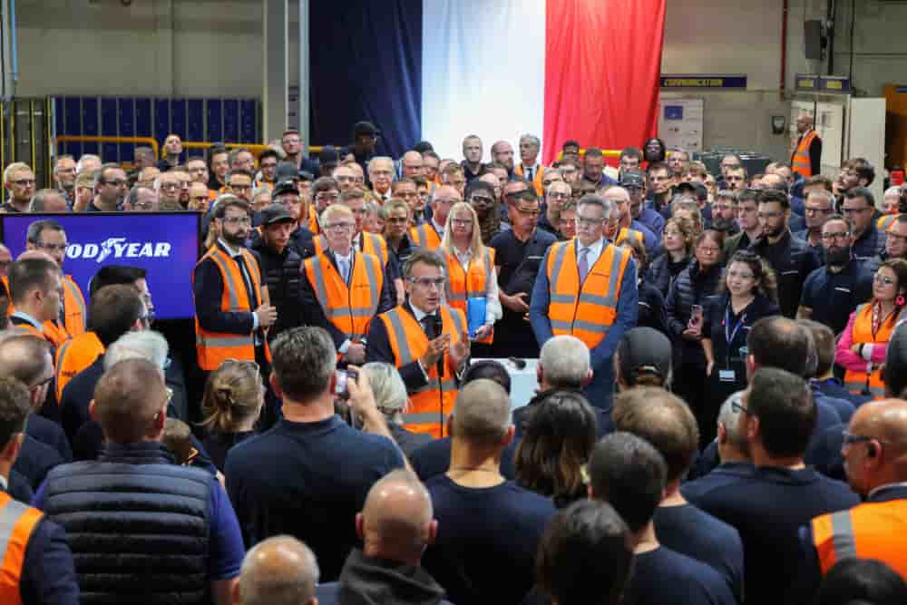Drapeau tricolore en toile de fond, le chef de l'État a appelé à " mettre des mesures de protection " au niveau européen.