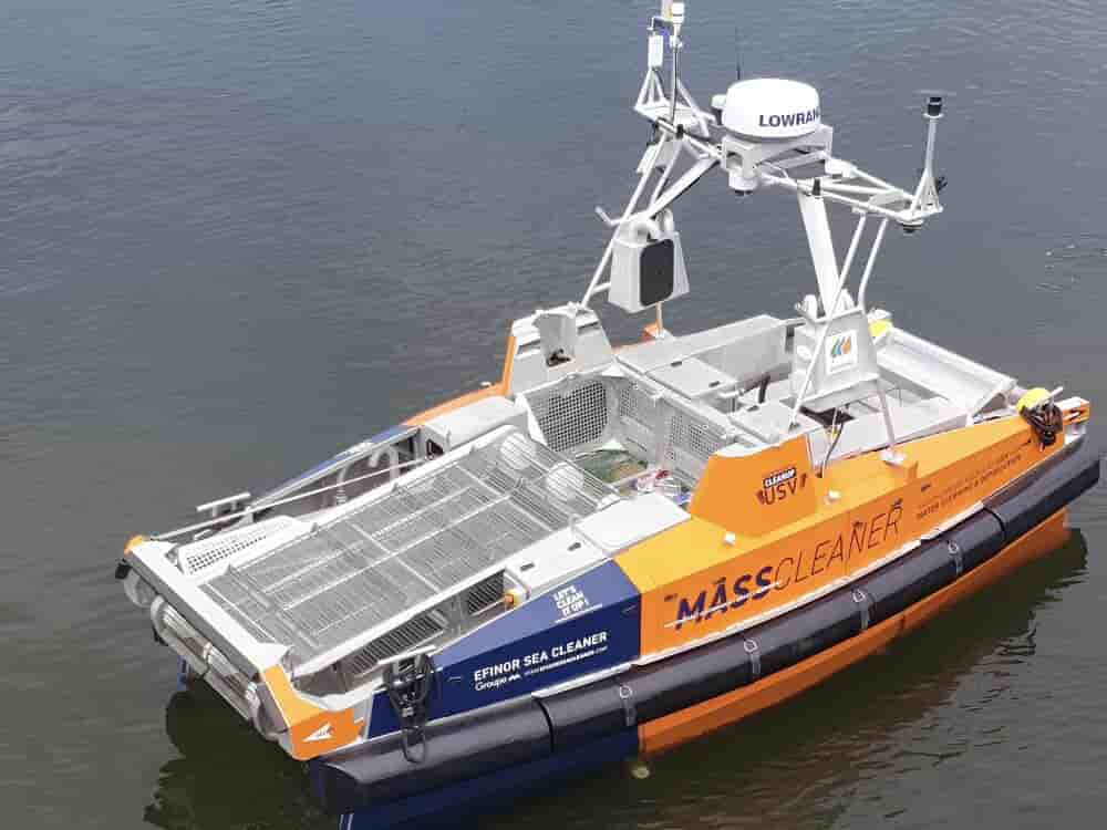 L’USV Mass Cleaner est un drone maritime autonome ou téléopéré dédié à la collecte des déchets flottants sur le littoral, autour des ports et des infrastructures offshore.
