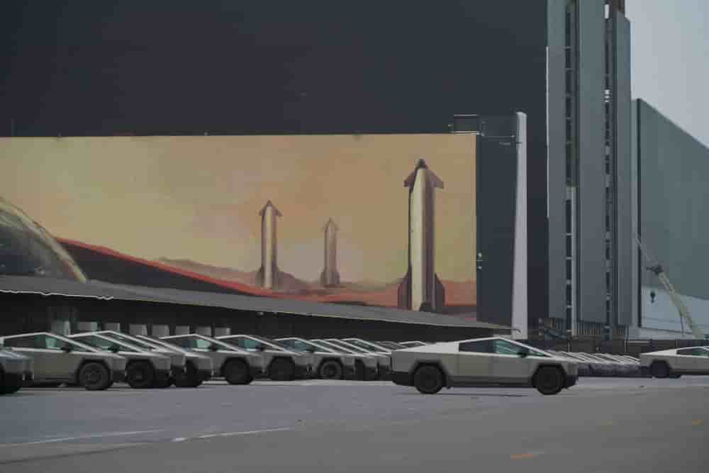 Des Cybertrucks avant l’introduction en Bourse (IPO) de SpaceX, à Starbase, au Texas.