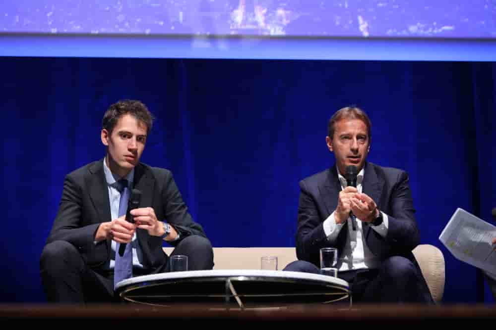Arthur Mensch, cofondateur et PDG de Mistral AI et Guillaume Faury, PDG d'Airbus.