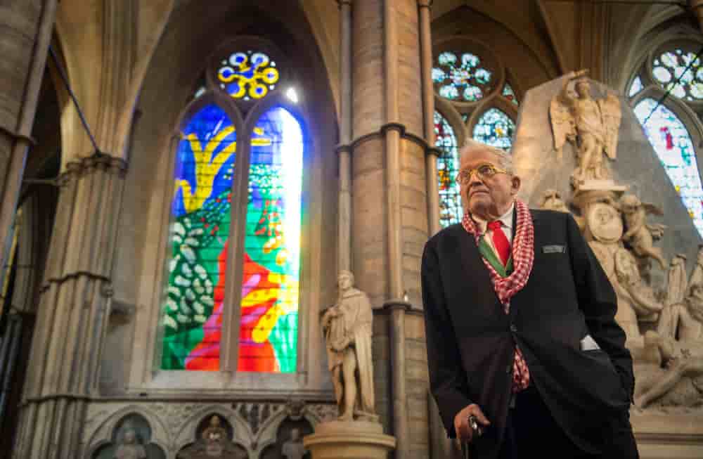L'artiste britannique David Hockney devant The Queen's Window, le vitrail qu'il a conçu, à l'abbaye de Westminster à Londres.