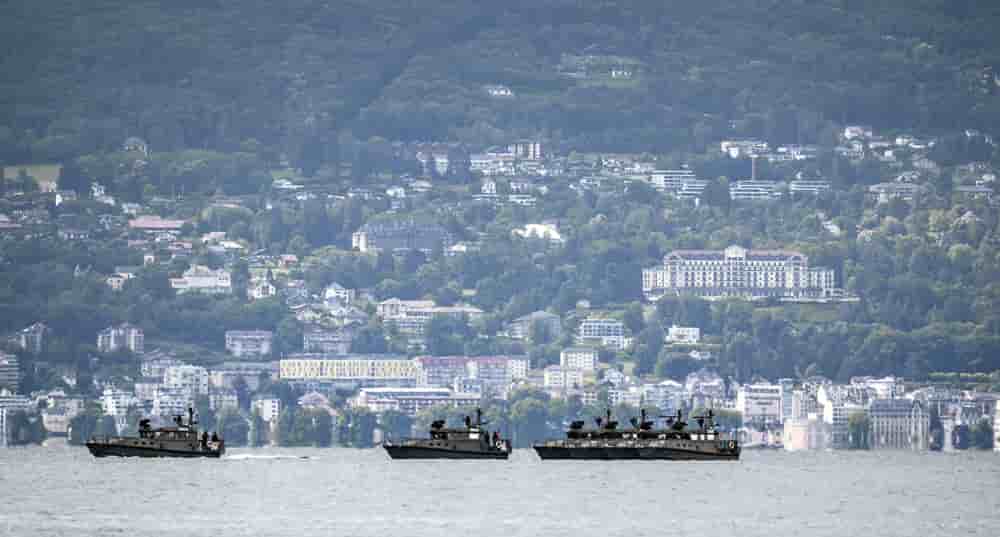Des bateaux militaires suisses patrouillent sur le lac Léman.