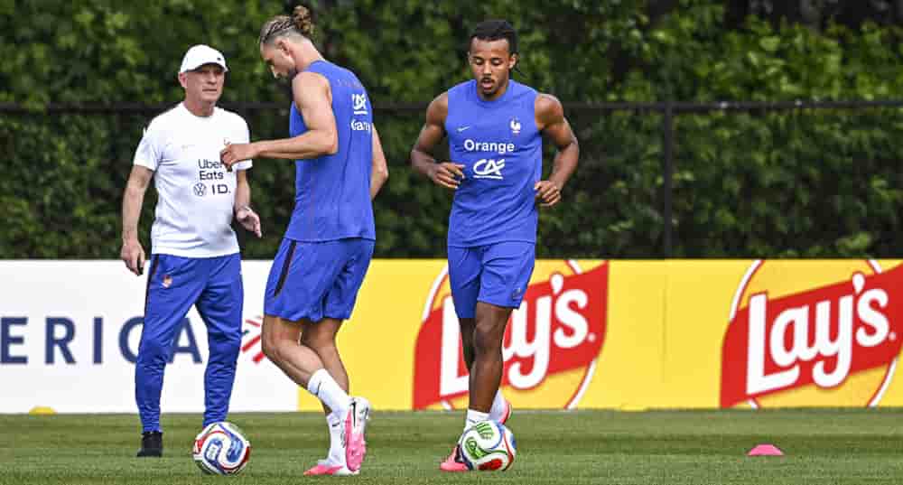 Guy Stephan assistant de l'entraîneur de l'équipe de France de football aux côtés d'Adrien Rabiot et de Jules Kounde.
