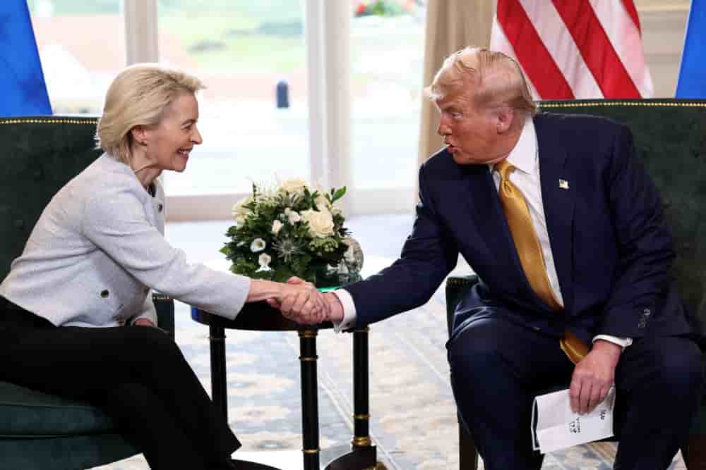 Le président américain Donald Trump serre la main de la présidente de la Commission européenne, Ursula von der Leyen, après l'annonce d'un accord commercial entre les États-Unis et l'Union européenne, à Turnberry, en Écosse, le 27 juillet 2025
