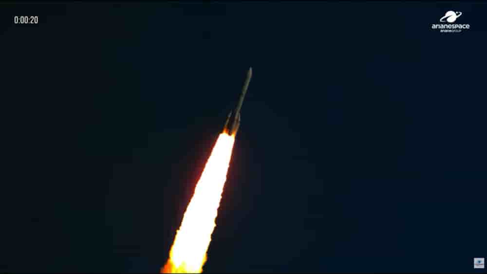 Ariane 6 décolle en version lourde.