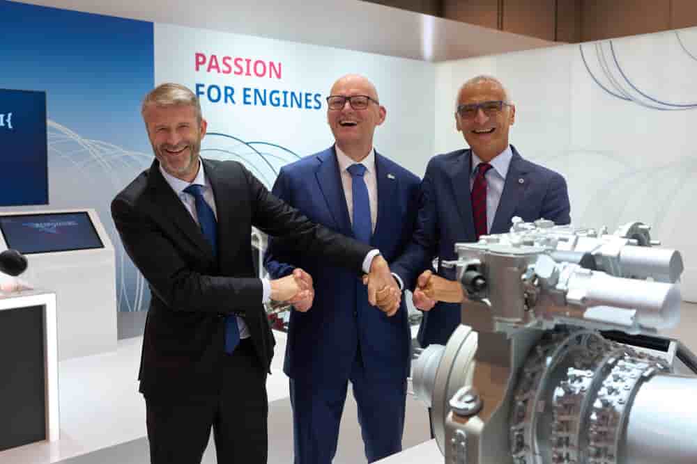 De gauche à droite : Cédric Goubet, Président de Safran Helicopter Engines,Ottmar Pfänder, directeur des programmes chez MTU Aero Engines, et Riccardo Procacci, PDG d’Avio Aero.