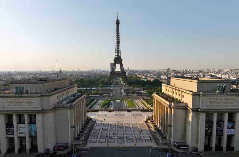 Vue aérienne par drone de l'esplanade du Trocadéro et du Palais de Chaillot, avec la Tour Eiffel en arrière-plan, à Paris, le 19 juin 2026.