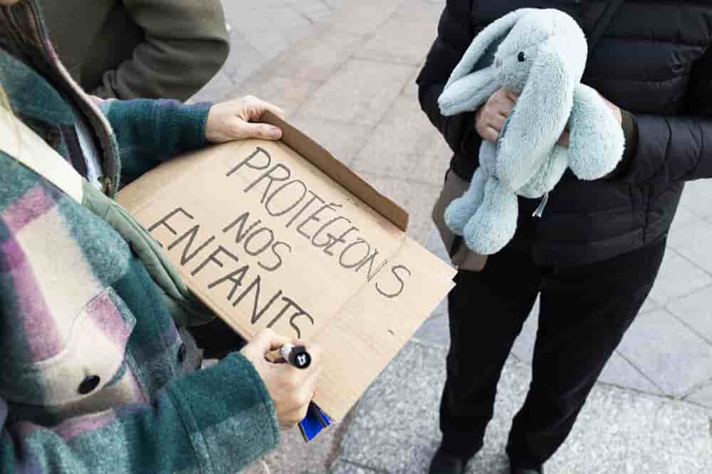 Rassemblement à l'appel du collectif #MeTooEcole pour dénoncer les violences faites aux enfants dans le périscolaire sur le parvis de l'Hôtel de Ville de Paris, le 21 mars 2026.