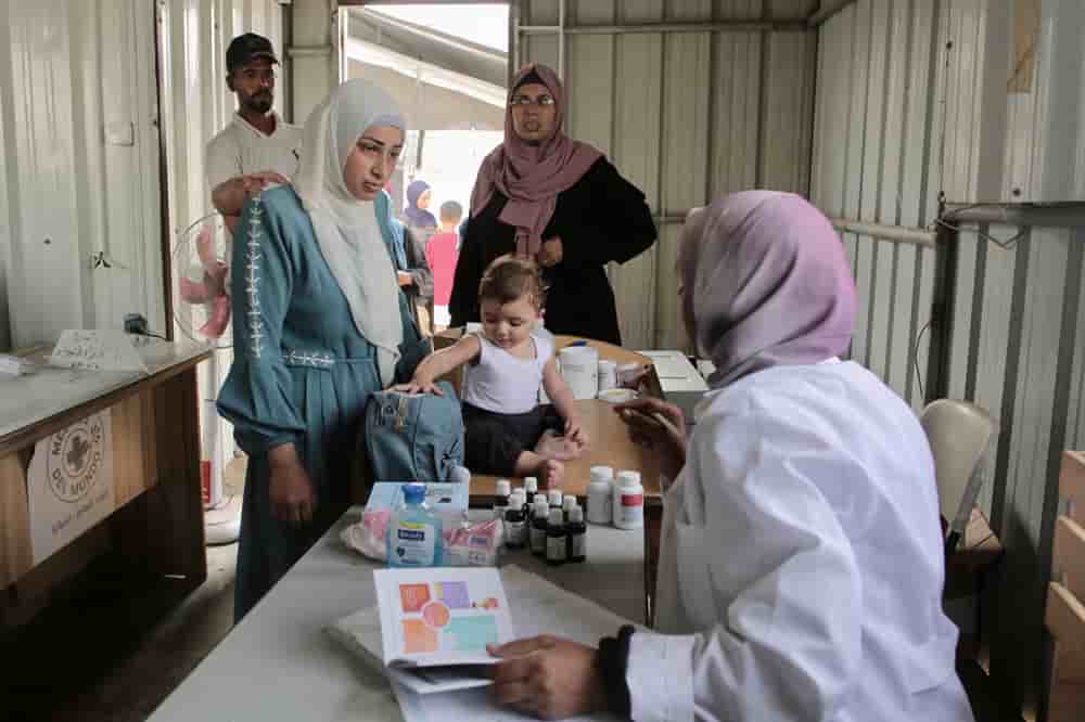 Un enfant palestinien attend un examen médical dans un dispensaire géré par une ONG locale affiliée au réseau de soins de santé primaires du ministère palestinien de la Santé, à Al-Mawasi, dans le district de Khan Younès, au sud de la bande de Gaza, le...