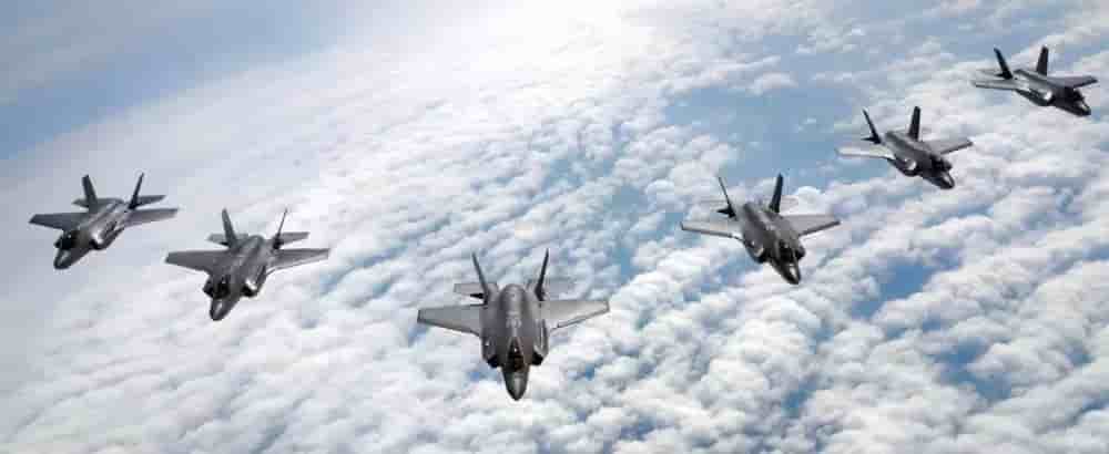L'une des mesures vise plusieurs entités des mastodontes de la défense Lockheed Martin et Raytheon, ainsi que la branche espace, défense et sécurité de l'avionneur Boeing.